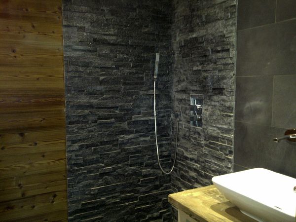 parement quartzite noir brillant pour salle de bain