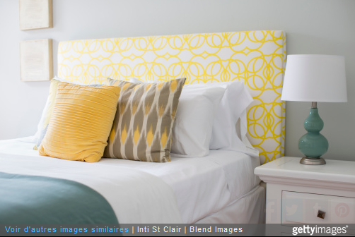 Faire rentrer la couleur par petites touches dans votre chambre, avec des coussins par exemple.