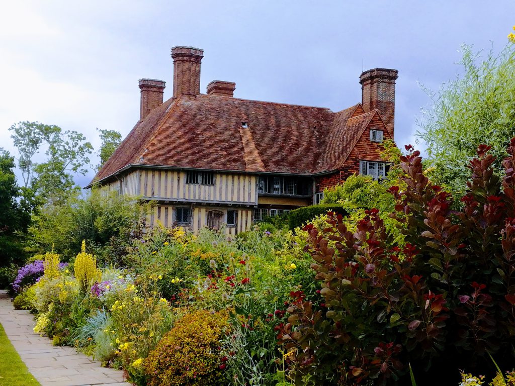 Un jardin anglais luxuriant devant un manoir