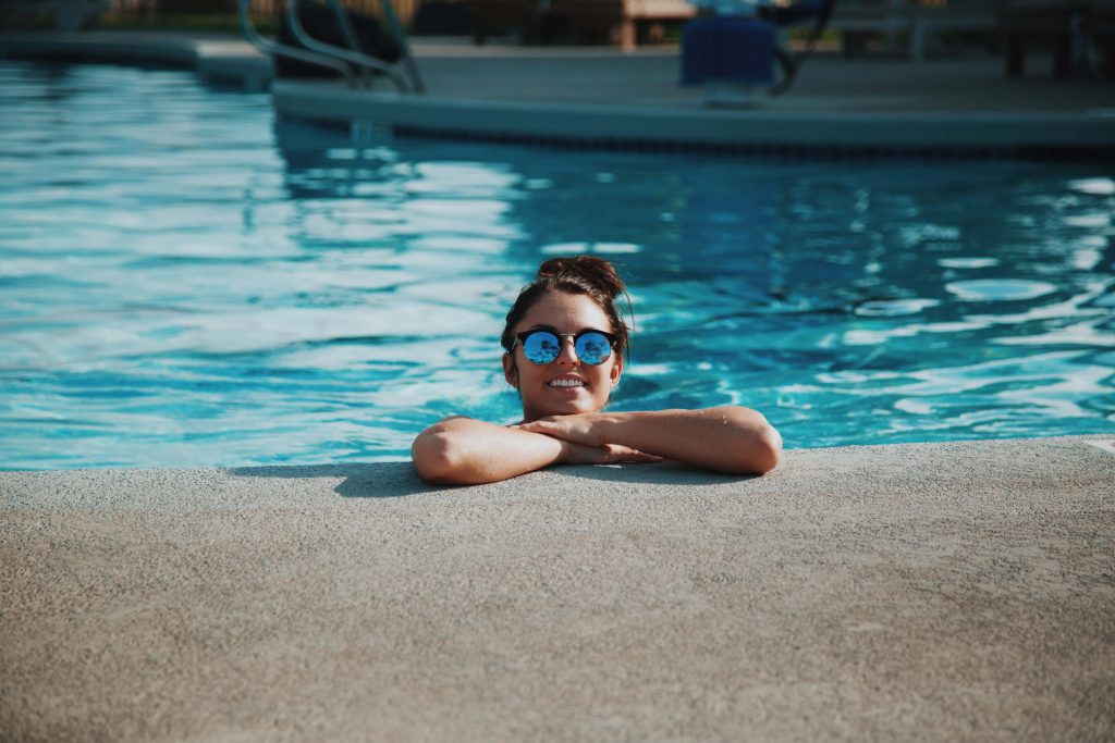 Une femme se baignant dans une piscine