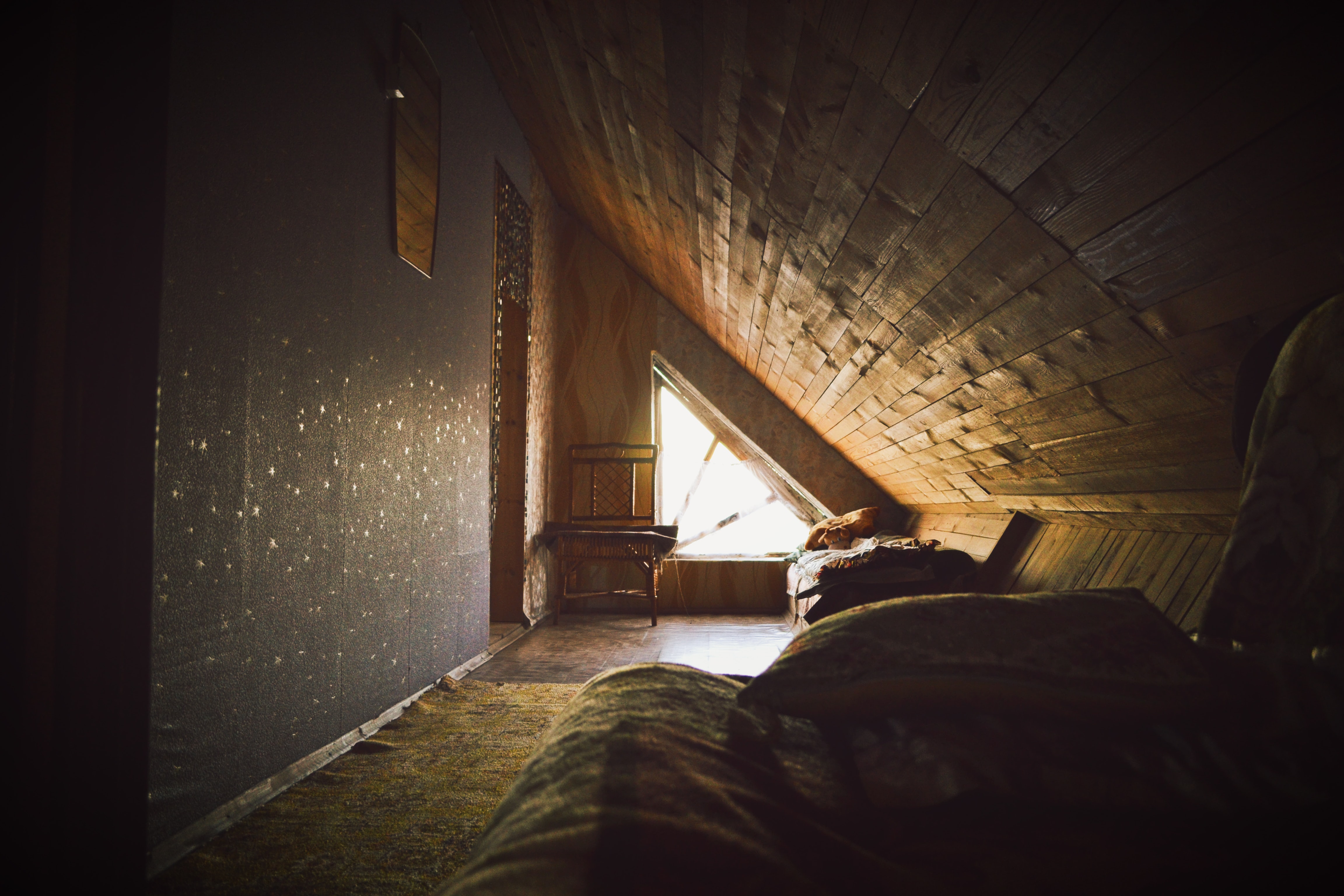 Combles aménagées en petite chambre avec bureau