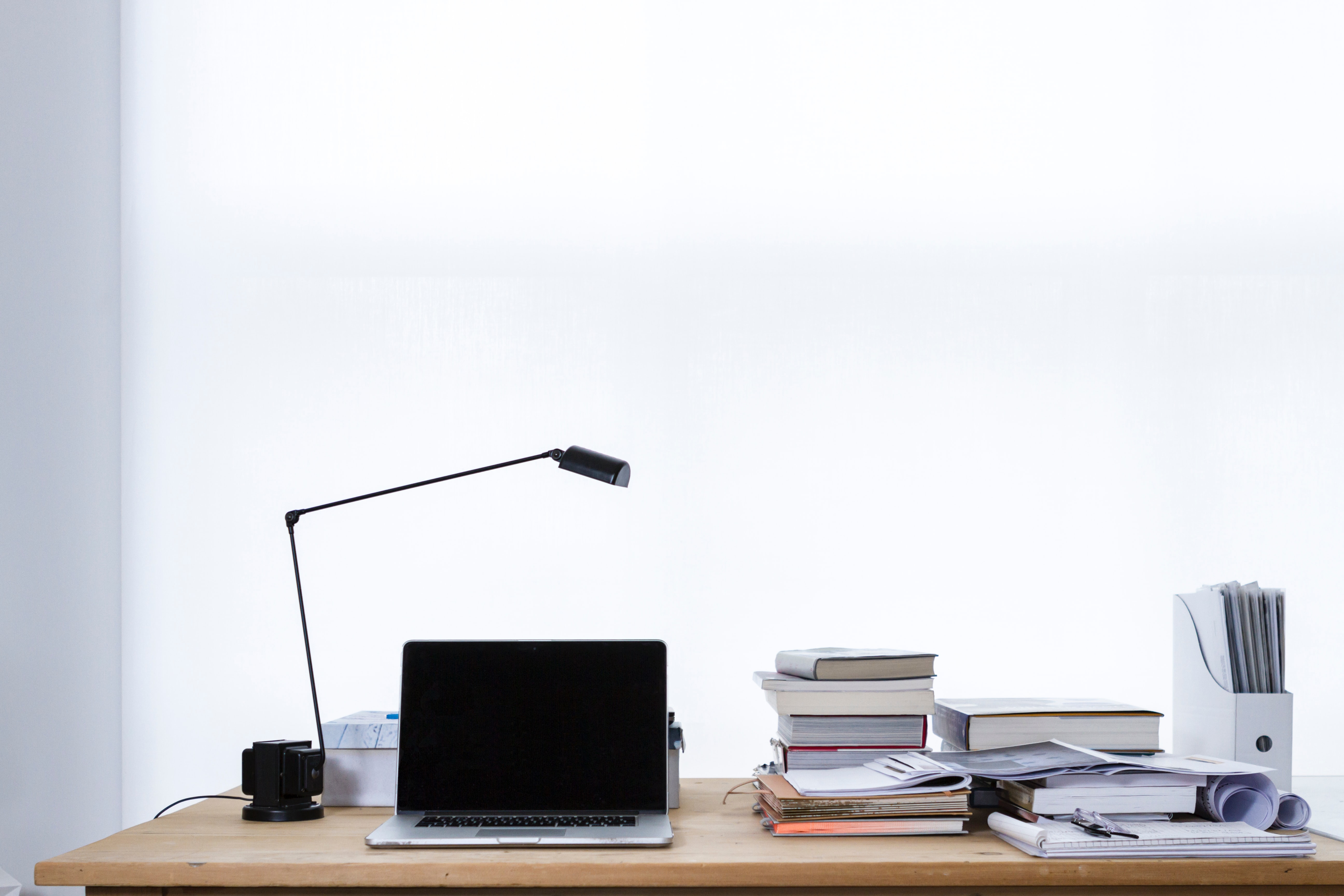 Bureau avec ordinateur portable et livres