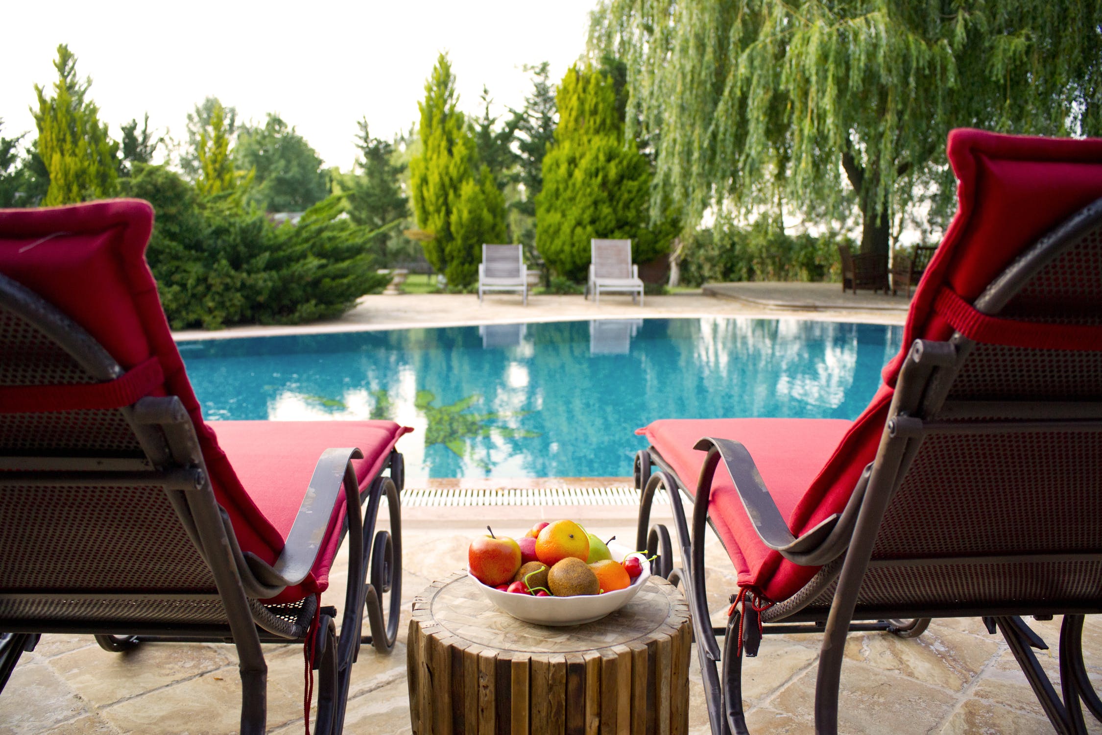 Transats au bord d'une piscine