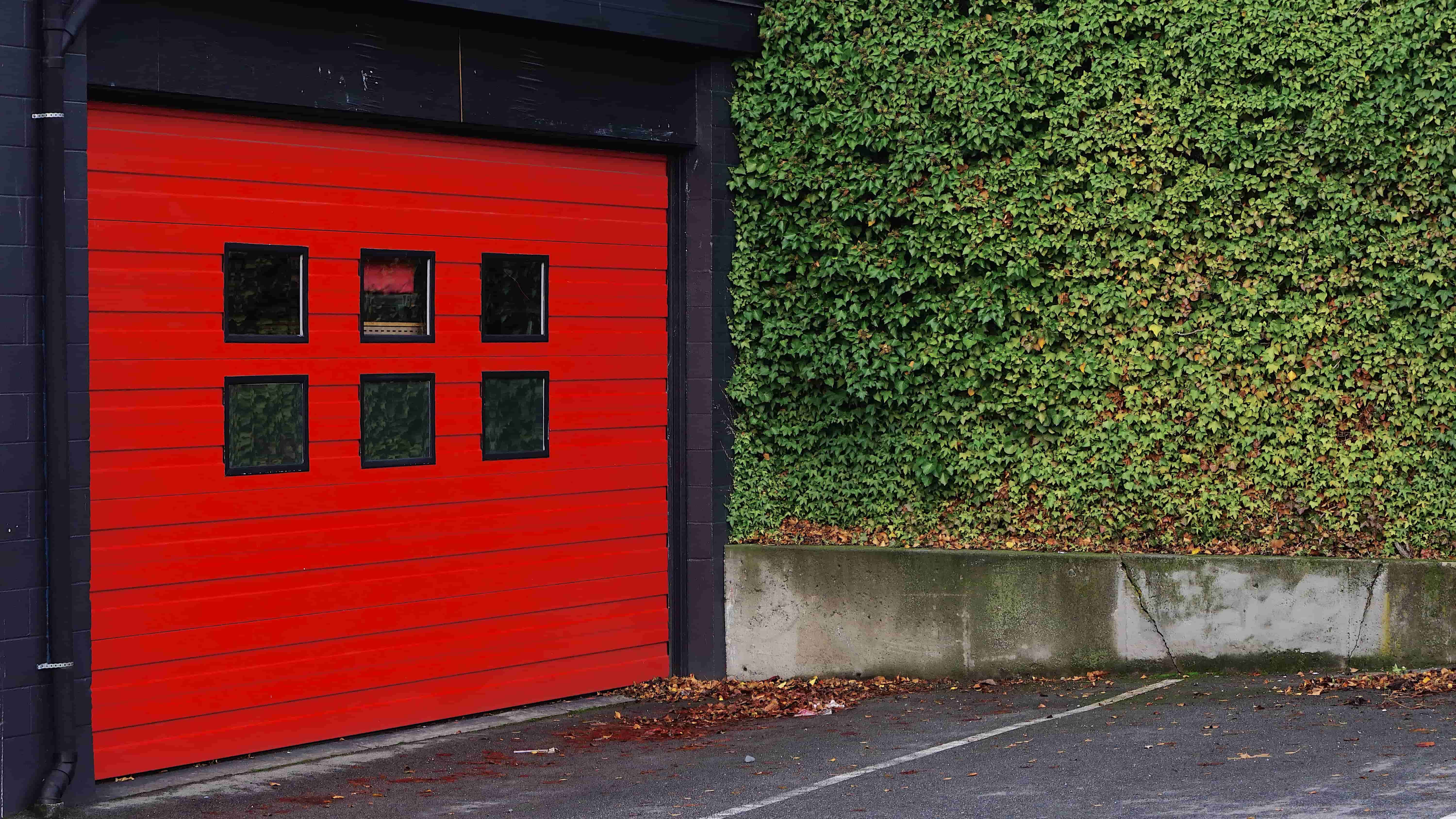 Une porte de garage rouge vif