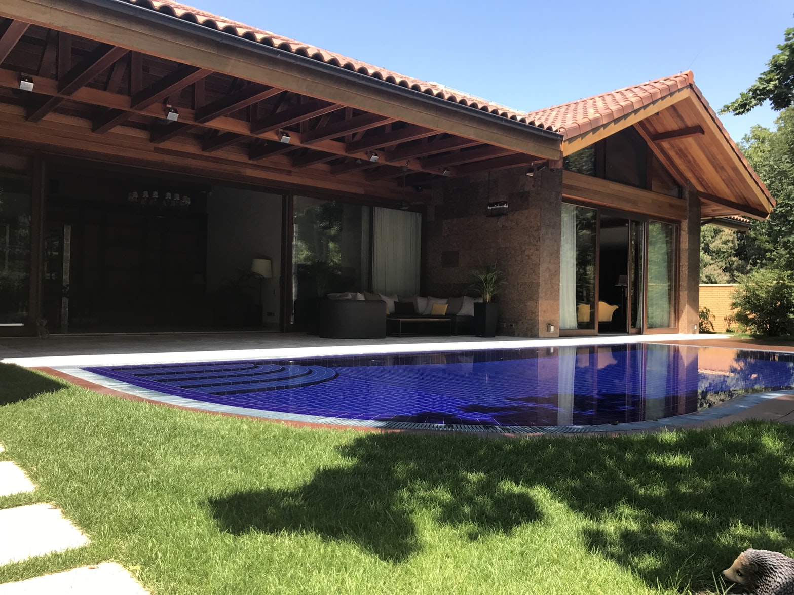 Somptueuse villa de luxe avec une piscine dans le jardin
