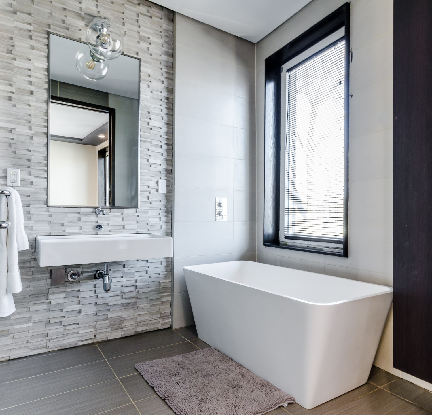 salle de bain design avec baignoire